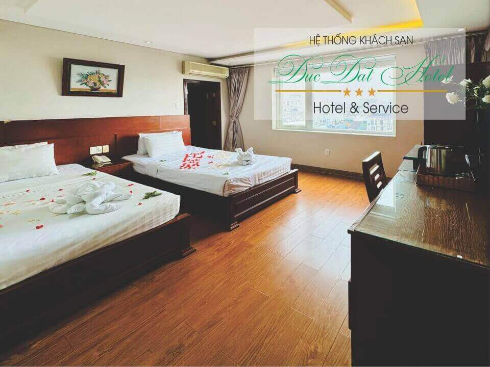 TWIN ROOM
