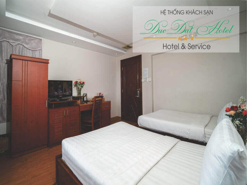 TWIN ROOM
